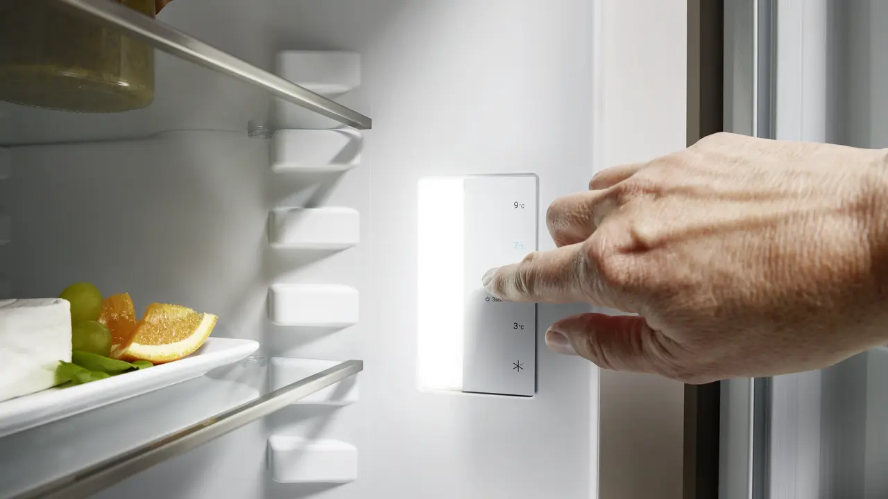 URc 3701 Pure Refrigerator suitable for undercounter installation